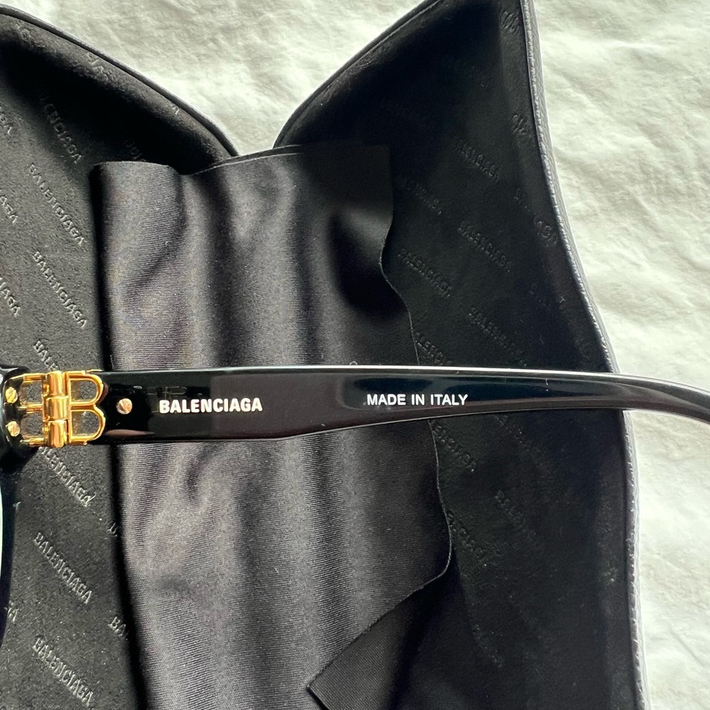 Balenciaga new sunglasses 🕶️ - Picture 3 of 10